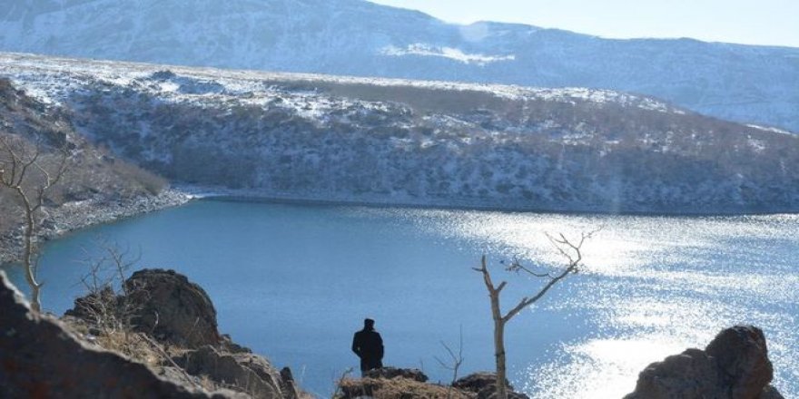 Dünyanın ikinci büyük krater gölü beyaz gelinliğini giydi