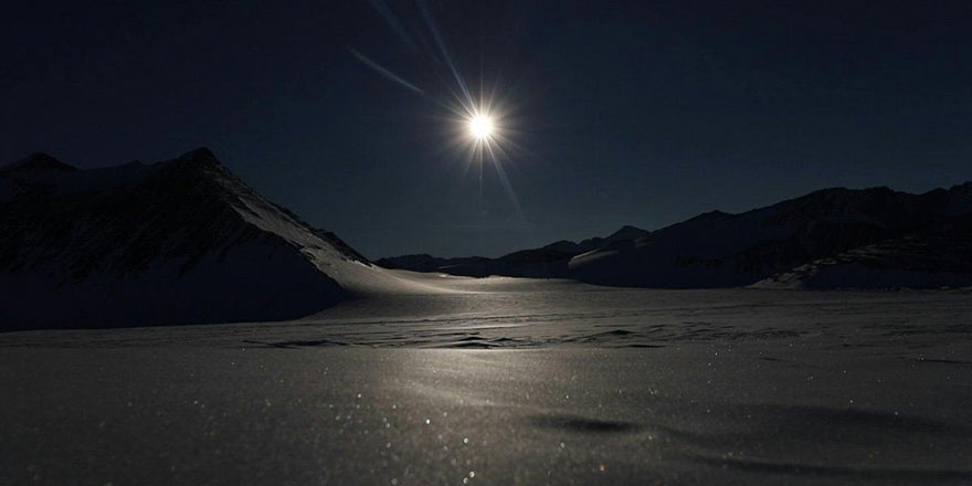 Bembeyaz olan Antarktika Tam Güneş Tutulması ile simsiyah oldu