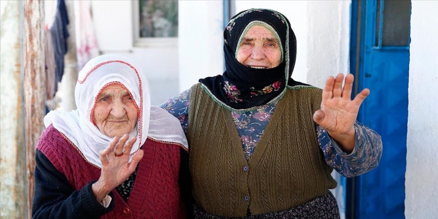 Alzaymır hastası 98 yaşındaki anne: Akşama kadar abdest, namaz, dua