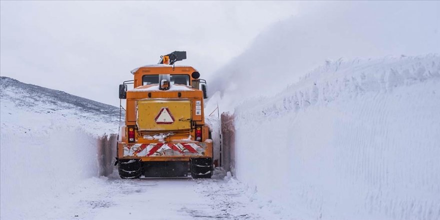'Kar kaplanları'nın 3 metreye ulaşan karda zorlu yol açma çalışması sürüyor