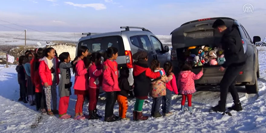Karlı dağları aşıp çocuklara hediye götürüyor