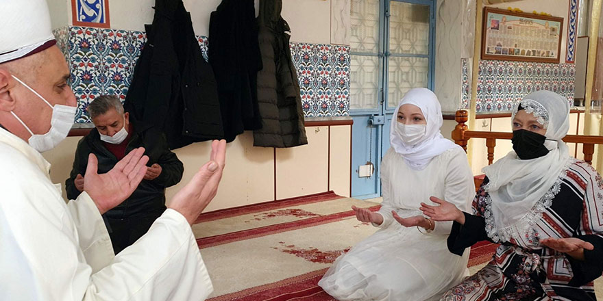 Fransız anne ve kızı gözyaşlarıyla Müslüman oldu