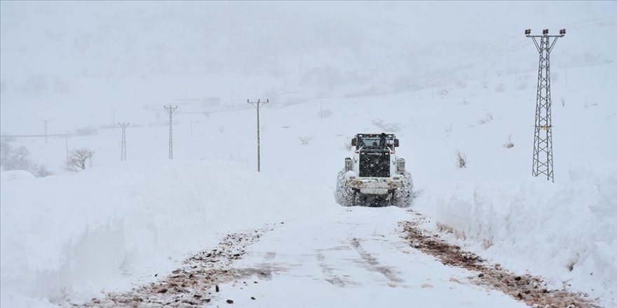 Sivas'ta kar yağışı, 68 yerleşim yerinin yolu ulaşıma kapandı!