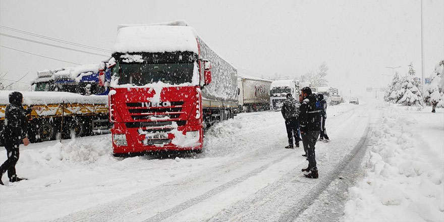 Konya-Antalya yolunda kar kalınlığı 50 santimetreyi aştı