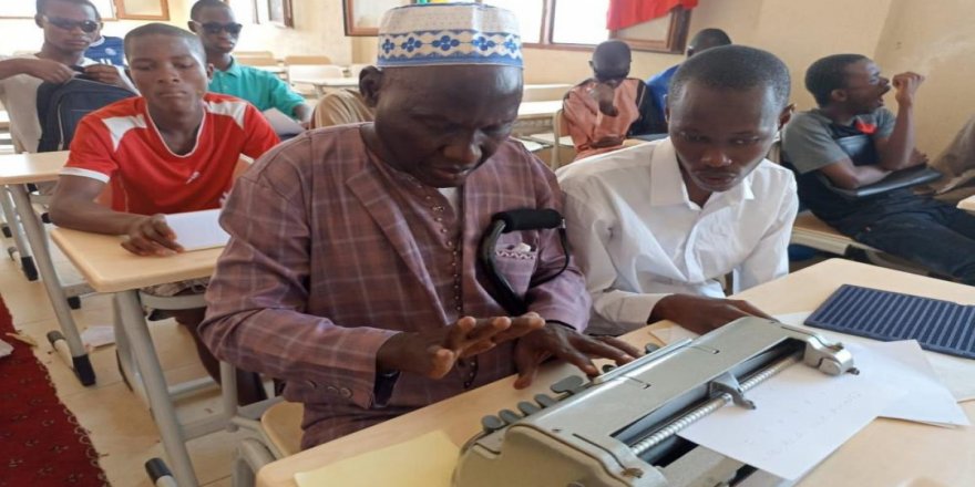 Gine'de Arapça öğrenen engelliler Kur'an-ı Kerim okuyor