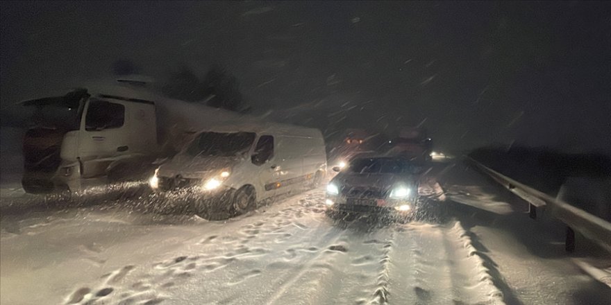Konya'da yoğun kar ve tipi sebebiyle karayolları tüm araçların ulaşımına kapatıldı