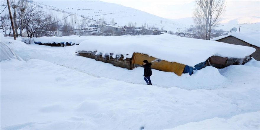 Bingöl'ün Karlıova ilçesinde kar kalınlığı 2 metreye ulaştı