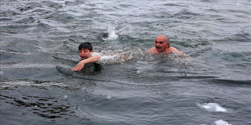 Bitlis'te dondurucu soğukta yüzme etkinliği