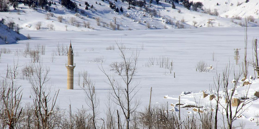 Sivas'ta Pusat-Özen Barajı'nın yüzeyi buzla kaplandı
