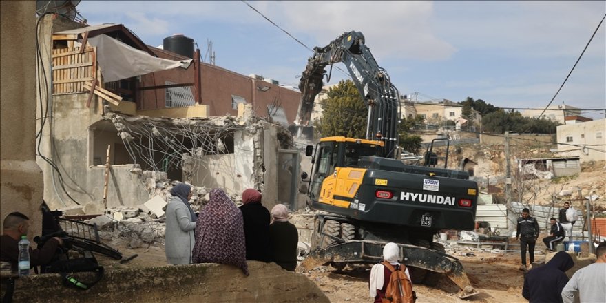 İşgalci İsrail Kudüs’te Filistinli iki aileye kendi evlerini yıktırdı