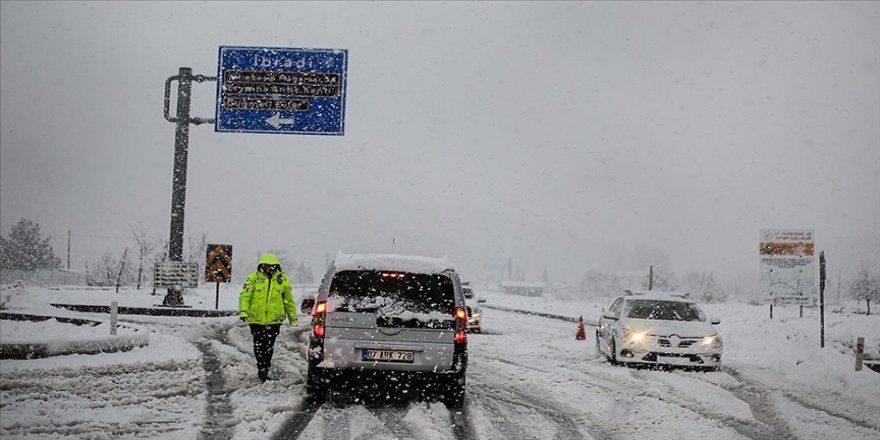 Antalya-Konya kara yolu hava koşulları nedeniyle trafiğe kapatıldı