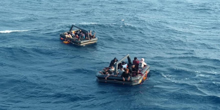 Yunanistan'ın geri ittiği lastik bottaki 35 göçmen kurtarıldı