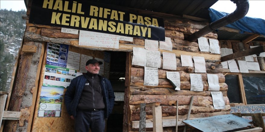 'Kervansaray' dediği kulübesinin kapısını yolcular için 24 saat açık bırakıyor