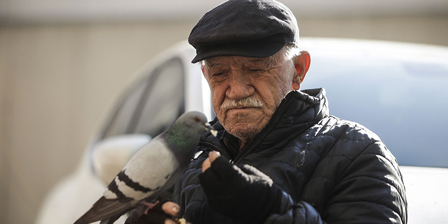 Elleriyle beslediği güvercinler 86 yaşındaki ayakkabı boyacısının en yakın arkadaşı oldu