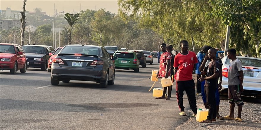 Petrol zengini Nijerya'da halk benzini 'karaborsa' satıcılarından alıyor