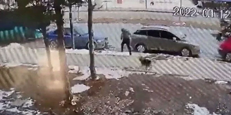 Sivas'ta köpekten kaçan çocuğa otomobil çarptı