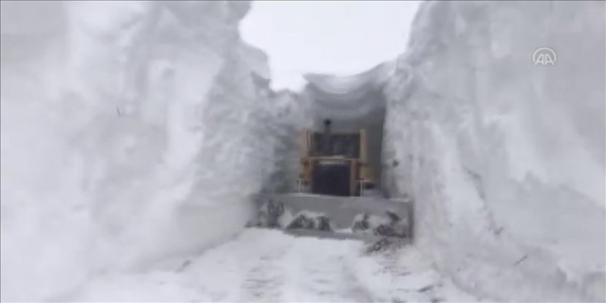 Ağrı'da çığın düştüğü köy yolunda ikinci defa kardan tünel yapıldı