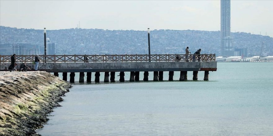 İzmir'de deniz suyunun, poyraz ve gelgit nedeniyle çekildiği gözleniyor