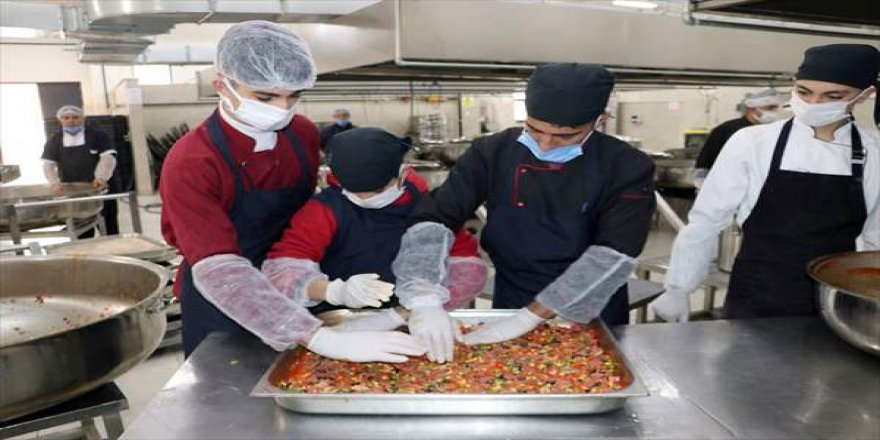 Meslek lisesi öğrencileri günde 20 bin kişiye yemek hazırlıyor