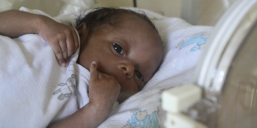 Kenya, bebeklerin anne sütüyle beslenmesi için biberon ve emziği yasaklıyor