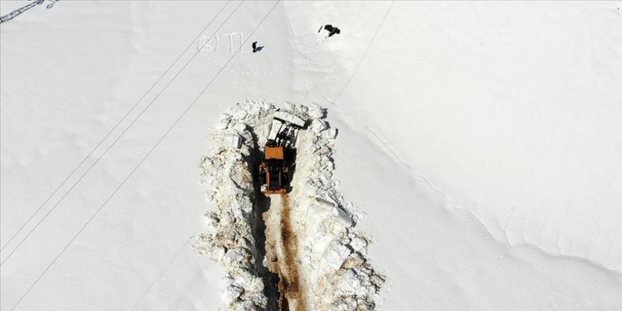 Bitlis'te nisan ayında 5 metrelik kar temizliği
