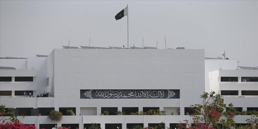 Pakistan meclisinde yapılan güvensizlik oylaması sonucu İmran Han hükümeti düştü