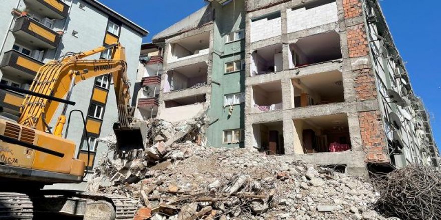 İstanbul'da yıkılan binanın bitişiğindeki apartmana duvar örülmediği anlaşıldı