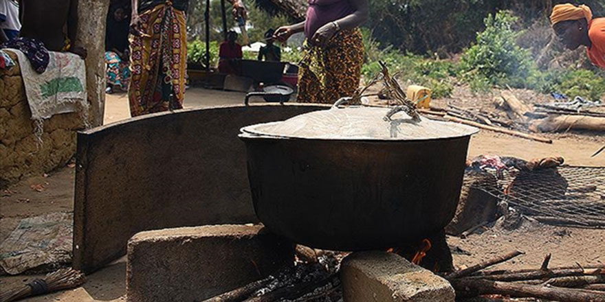 Sierra Leone'de yiyebildikleri tek öğünü yetimlerle paylaşan köy: Mabongse