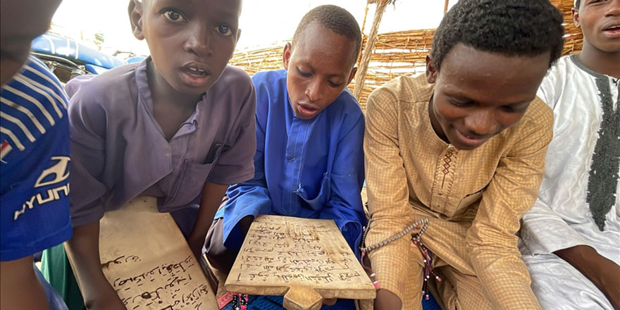 Benin'de çocuklar Kur'an'ı tahta levhalar üzerinden öğreniyor