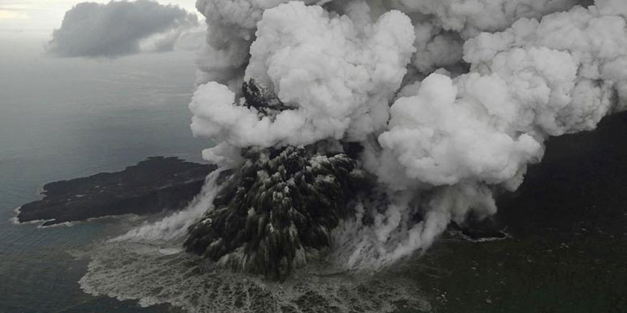 Endonezya’da yanardağ 3 bin metre yüksekliğe patladı