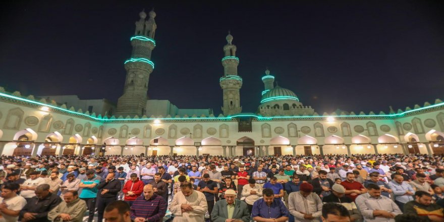 Mısırlılar, El-Ezher Camisi'nde Kadir Gecesi'ni idrak etti