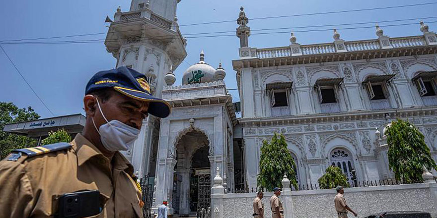 Hinduların şikayeti üzerine Mumbai’deki camilerde ezan sesi kısıldı