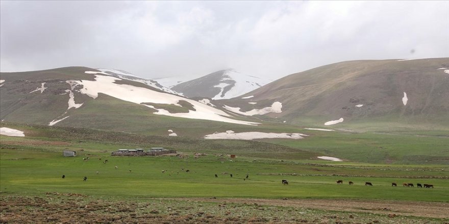 Aras Dağları'nın eteğindeki köylerde iki mevsim bir arada yaşanıyor