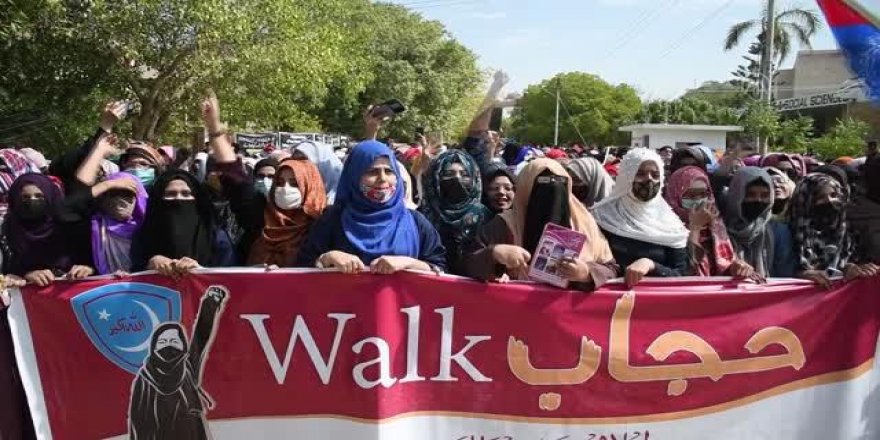 Pakistanlı öğrenciler Hindistan'daki başörtüsü yasağını protesto etti