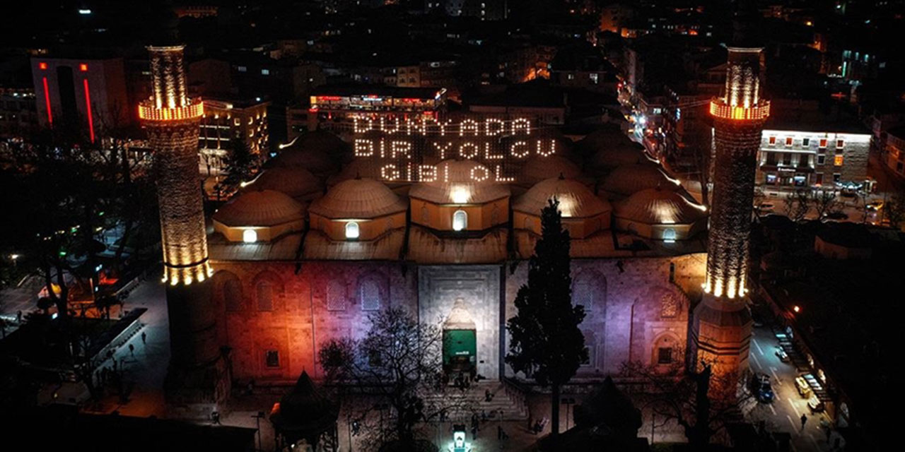 Bursa'daki tarihi Ulu Cami'nin mahyasına 'Dünyada bir yolcu gibi ol' yazıldı