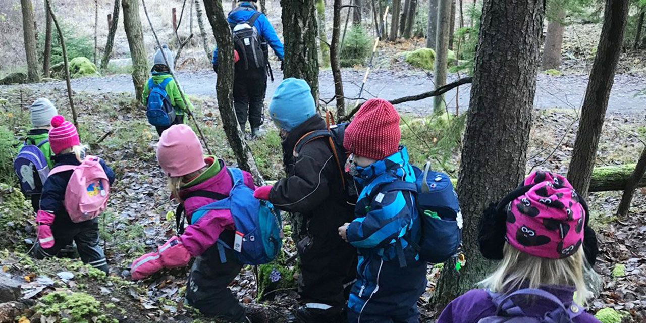 Anaokuluna giden çocukların dondurucu soğukta ormanda gördüğü eğitimin faydası