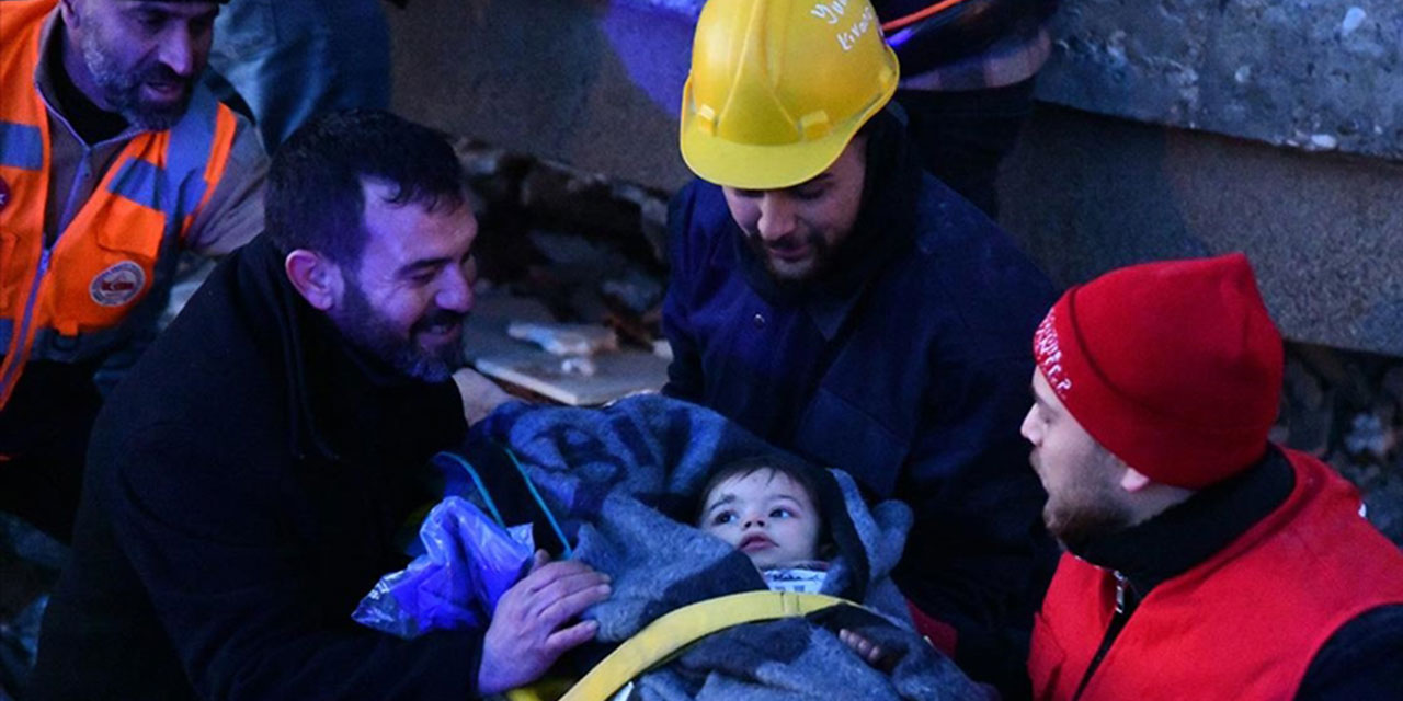 Gaziantep'te yıkılan binanın enkazından 40 saat sonra gelen 'ikiz mutluluk'