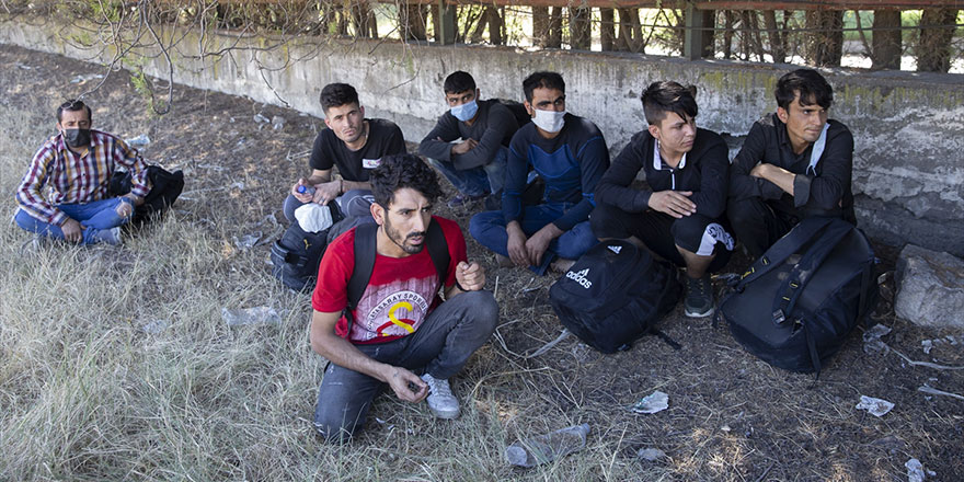 Yunanlı gazeteci, ülkesinin mültecilere insafsız uygulamalarını ifşa etti