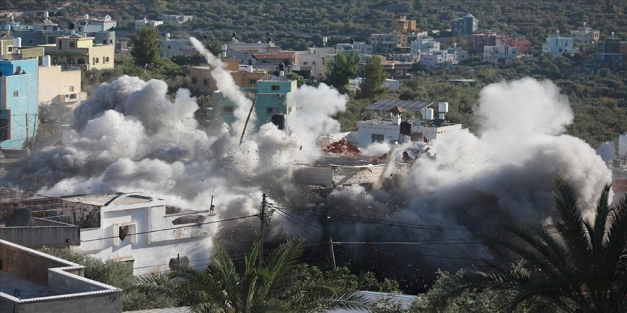 İşgalci İsrail Batı Şeria'da iki Filistinli tutuklunun evini yıktı
