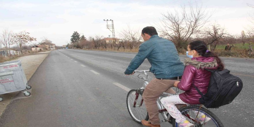 Fedakar baba yürüyemeyen kızını hergün okula bisikletle götürüp getiriyor