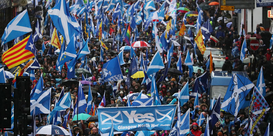 İngiltere'den ayrılmak isteyen İskoçlar bağımsızlık için yürüdü