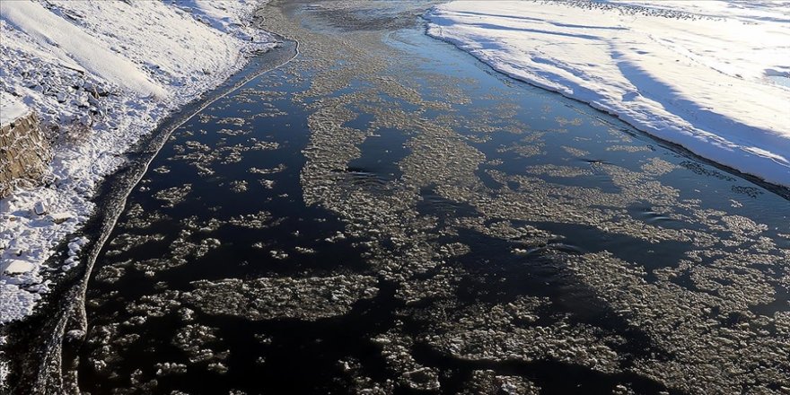 Doğu Anadolu'da dereler ve nehirler buz tuttu