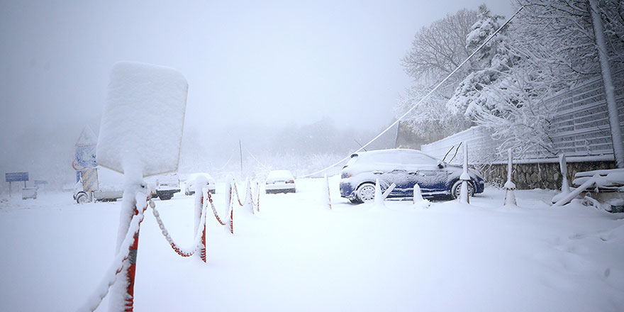 Kütahya'da yoğun kar yağışı ulaşımı aksatıyor