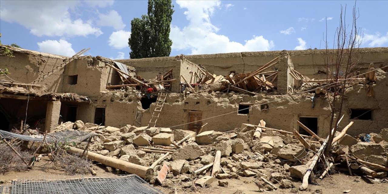 Afganistan'daki depremde aileler yok oldu