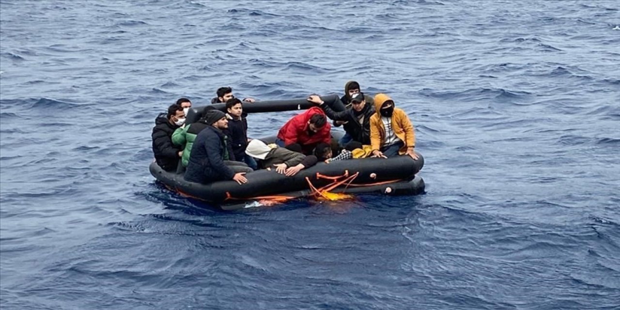 Yunanistan'ın ölüme terk ettiği 13 düzensiz göçmen kurtarıldı