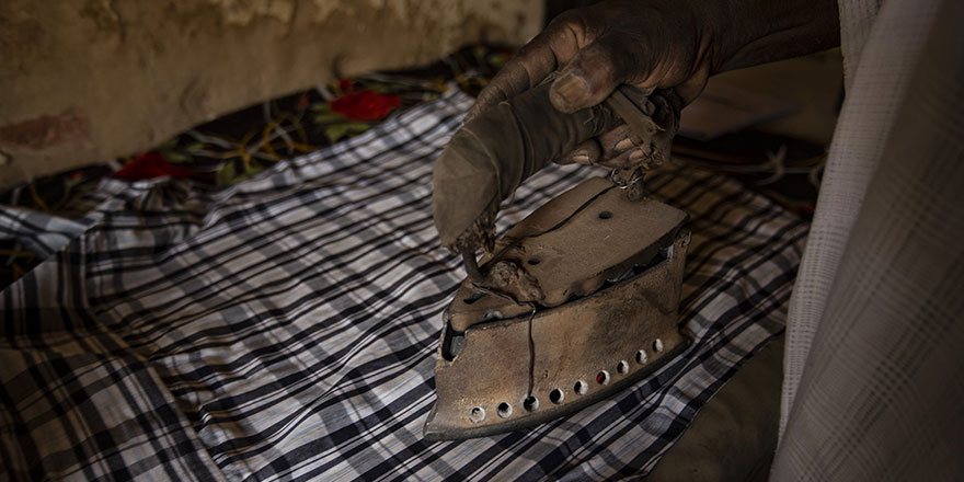 Uzun elektrik kesintilerinin yaşandığı Sudan'da kömürlü ütüler yeniden revaçta