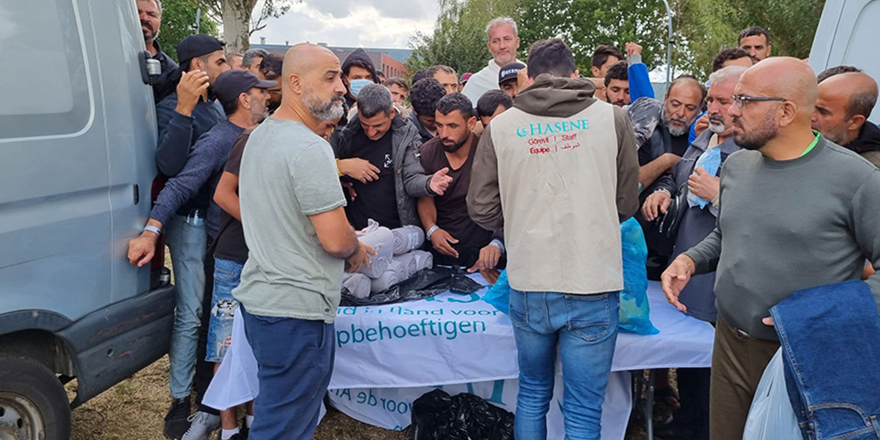 Hollanda Müslümanlarından aylardır dışarıda yatan sığınmacılara yardım