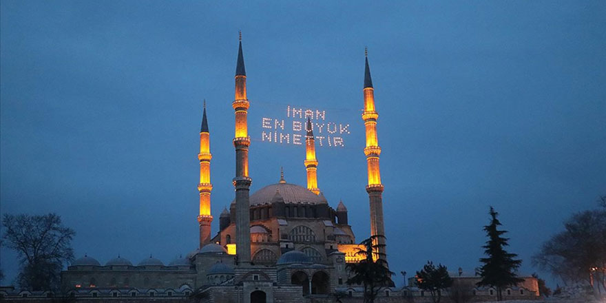 Selimiye Camisi minarelerine 'İman en büyük nimettir' yazılı mahya asıldı