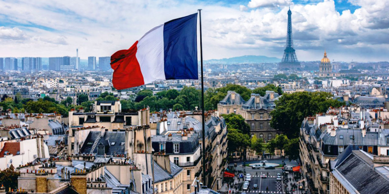 Fransa belediye başkanları Kraliçe için bayraklarını indirmeyi reddetti