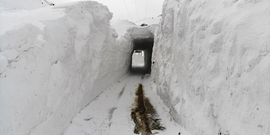 Ulaşımın aksamaması için 'kardan tünel' yaptılar